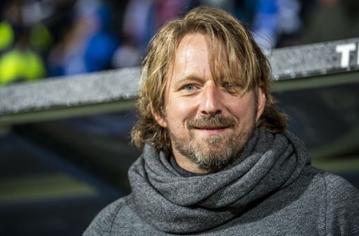 Sportdirektor Sven Mislintat ist glücklich: Der VfB Stuttgart hat auswärts beim VfL Bochum gewonnen. Foto: dpa/David Inderlied