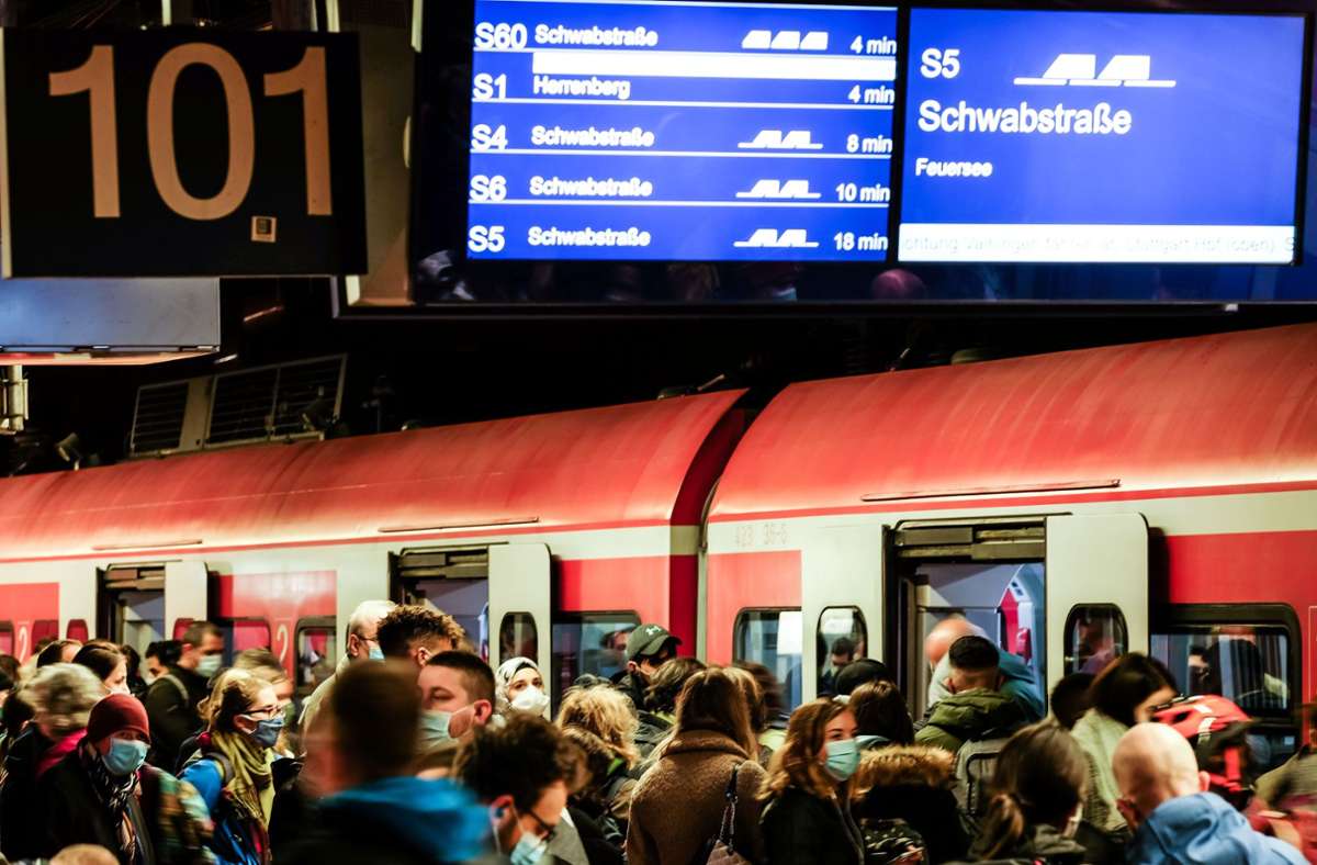 Viele Pendler weichen am Warnstreiktag auf die S-Bahnen aus,  doch auch die liefen wegen einer Signalstörung nicht rund. Foto: Lichtgut/Max Kovalenko