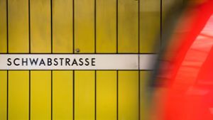 Zwei Männer und eine Frau hatten es am Sonntagabend auf die Wertsachen eines 44-Jährigen an der S-Bahn-Haltestelle Schwabstraße abgesehen. (Symbolfoto) Foto: Lichtgut/Max Kovalenko
