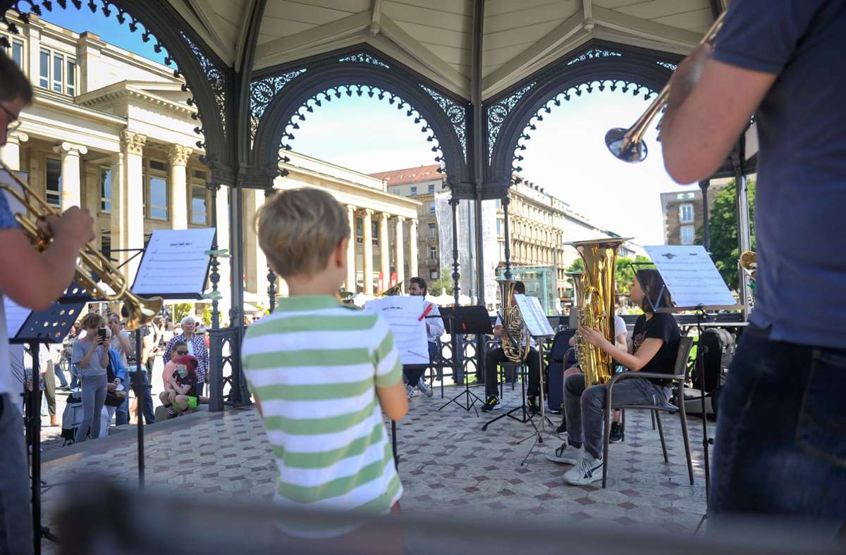 Der Pavillon vor dem Königsbau ist nur einer von mehreren Spielorten gewesen, an denen die jungen Nachwuchsmusiker gespielt haben.