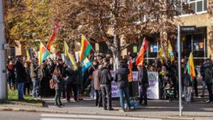 In Stuttgart haben sich rund 250 Kurden versammelt, um gegen die Festnahmen in der Türkei zu demonstrieren. Foto: SDMG