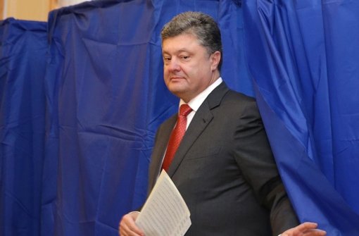 Petro Poroschenko beim Verlassen der Wahlkabine. Nach ersten Prognosen liegen die proeuropäischen Kräfte um den ukrainischen Präsidenten bei den Wahlen vorne. Foto: EPA