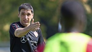 VfB-Trainer Korkut tritt mit seiner Mannschaft im DFB-Pokal gegen Rostock an. Foto: dpa