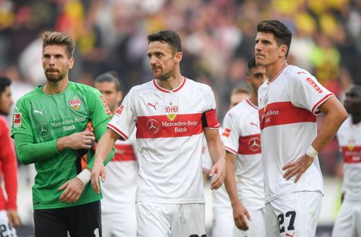 Lange Gesichter bei den VfB-Spielern nach der deutlichen Niederlage. Foto: dpa