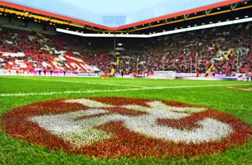 Blick ins Stadion in Kaiserslautern: Die guten Zeiten auf dem Betze sind aber vorbei. Foto: Uwe Anspach/dpa
