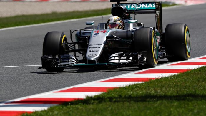 Hamilton schnappt Rosberg Pole in Barcelona weg