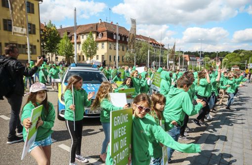 Fußgänger auf der B 27? Das wird die Ausnahme bleiben, wie hier beim Flashmob für den Besuch der Landesgartenschau-Jury  im April 2018. Foto: factum//Simon Granville