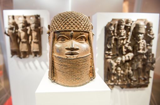 In ganz Deutschland stehen noch geraubte Bronzen aus Benin – diese Objekte etwa im Hamburger Museum für Kunst und Gewerbe (MKG). Foto: dpa/Daniel Bockwoldt