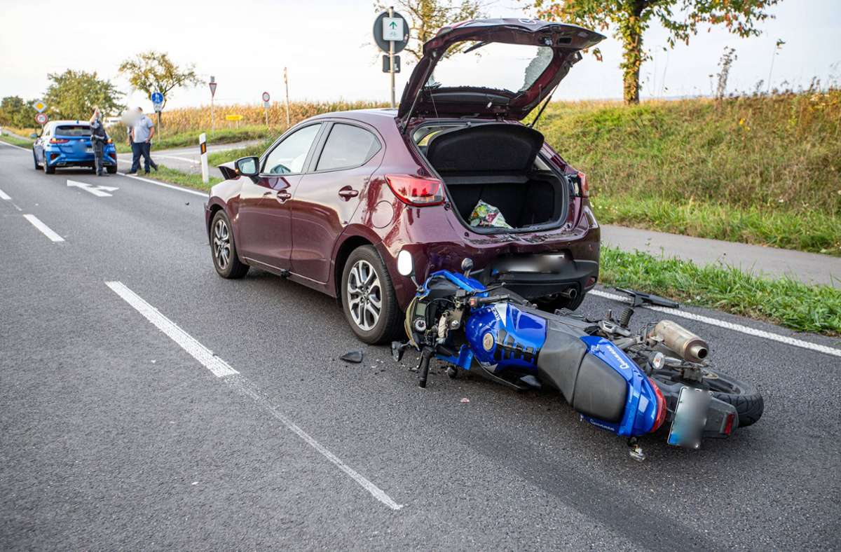 Eine 17-jährige Motorradfahrerin konnte nicht mehr rechtzeitig bremsen und prallte ins Heck des Mazda.