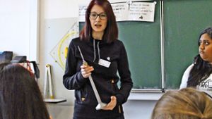 Daniela Drotziger berichtet anlässlich der Aktion „Let’s Talk About . . . Berufe“ in der Schloss-Realschule aus ihrem Berufsalltag als Mechatronikerin. Foto: Tilman Baur