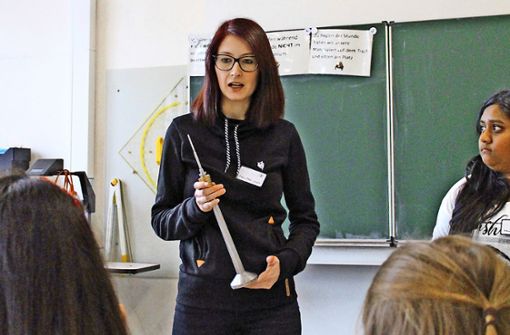 Daniela Drotziger berichtet anlässlich der Aktion „Let’s Talk About . . . Berufe“ in der Schloss-Realschule aus ihrem Berufsalltag als Mechatronikerin. Foto: Tilman Baur