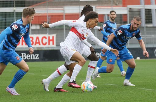 Enzo Millot (2. v. li.) im Testspiel des VfB Stuttgart gegen den 1. FC Heidenheim. Foto: Baumann/Hansjürgen Britsch
