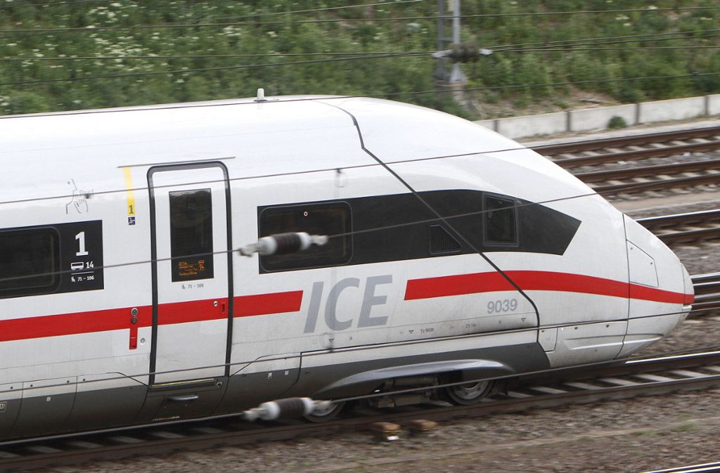 Der Schwarzfahrer versteckte sich im ICE aus Frankfurt auf der Toilette (Symbolbild). Foto: imago images/Ralph Peters/Ralph Peters via www.imago-images.de