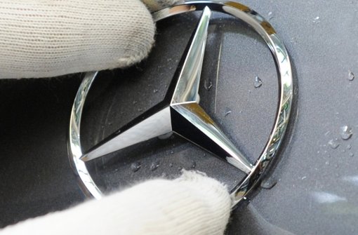 Ein Mercedes-Stern wird in der Fabrik auf ein neues Fahrzeug aufgebracht. Foto: dpa