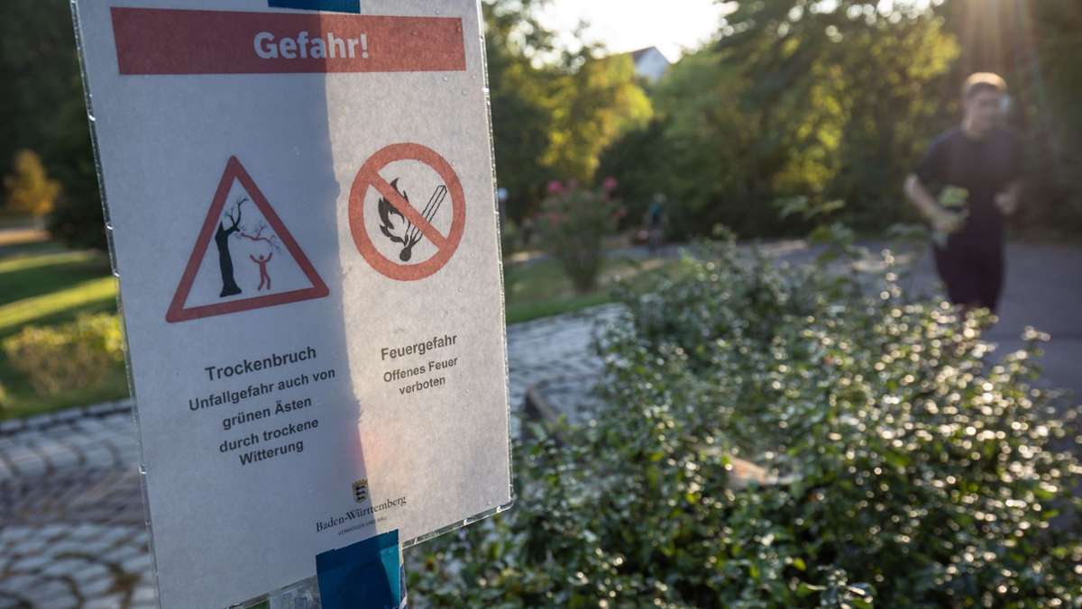 Dürreschäden  in Stuttgart: Schilder warnen Passanten vor Astbruch