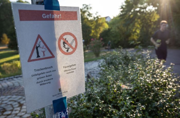 Dürreschäden  in Stuttgart: Schilder warnen Passanten vor Astbruch