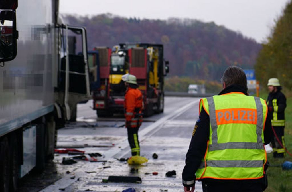 Ein Unfall auf der Autobahn 8 bei Gruibingen hat am Montag für eine Sperrung derselbigen geführt.