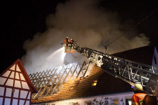 Ein Großaufgabot der Feuerwehr hat am Samstagabend einen Scheunenbrand im Ditzinger Ortsteil Schöckingen bekämpft. Das Feuer hatte auf den Dachstuhl eines Wohnhauses übergegriffen. Foto: www.7aktuell.de | Dan Becker
