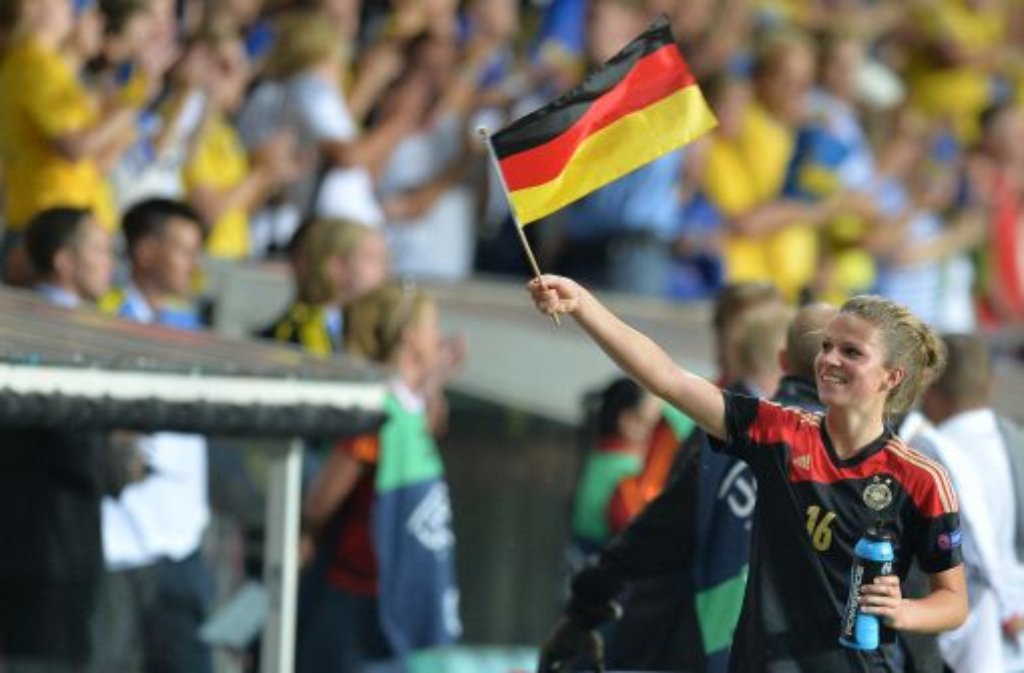 Durch den Treffer von Dzsenifer Marozsan schlägt die deutsche Frauenfußball-Nationalmannschaft das Team von Gastgeber Schweden mit 1:0 und zieht dadurch zum achten Mal in ein EM-Endspiel ein.