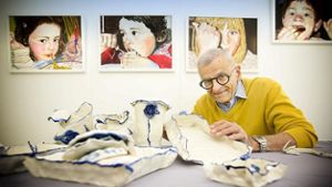 Der Künstler und Opa Willi Wilhelm:  Vor sich seine  Porzellanarbeiten und  hinter sich die gemalte Enkelgalerie. Foto: Horst Rudel