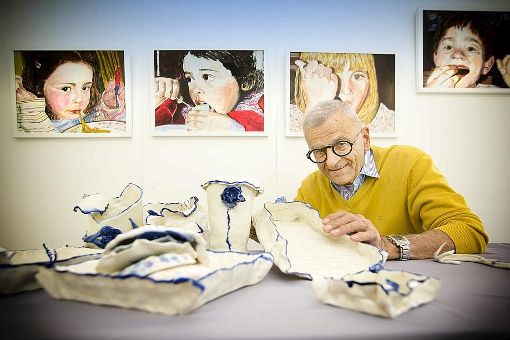 Der Künstler und Opa Willi Wilhelm:  Vor sich seine  Porzellanarbeiten und  hinter sich die gemalte Enkelgalerie. Foto: Horst Rudel