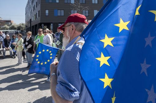 Bürger zeigen auf dem Flugfeld Flagge für Europa. Foto: factum/Weise