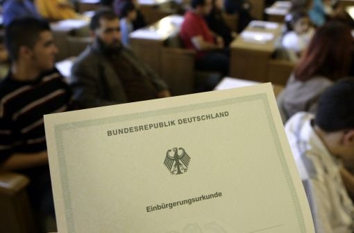 Immer mehr Ausländer beantragen einen deutschen Pass - in Baden-Württemberg stieg die Zahl der Einbürgerungen 2012 im deutschlandweiten Vergleich am stärksten. Insgesamt erhielten 16 390 Ausländer im Südwesten einen deutschen Pass. Foto: dpa