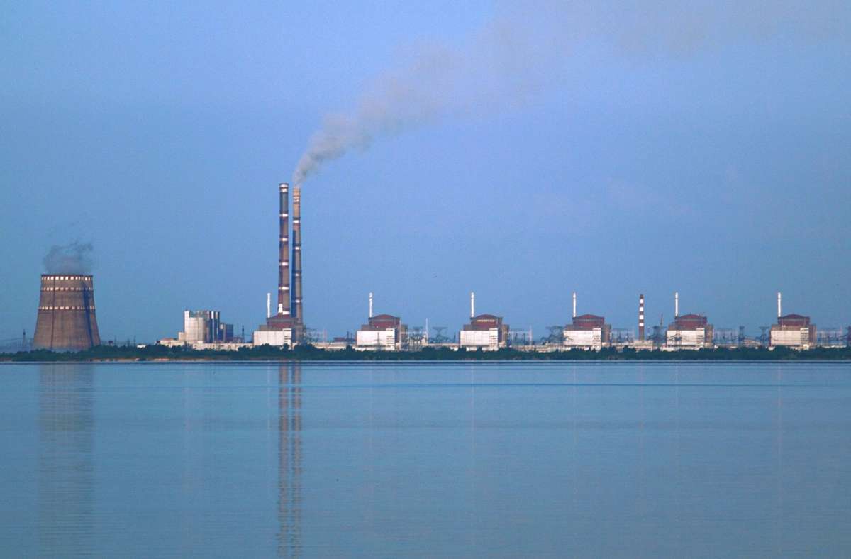 Blick  auf das Kernkraftwerk Saporischschja mit den Blöcken 1 bis 6 (von rechts nach links). Die beiden hohen Kamine gehören zum Wärmekraftwerk Saporischschja.