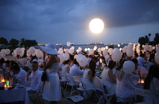 Ob in Singapur am Strand oder in Bad Cannstatt: Die Weiße Nacht wird in allen Teilen der Welt mit Begeisterung gefeiert. Foto: dpa