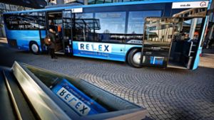 Bitte einsteigen –  seit Sonntag fahren die blauen Relex-Busse. Foto: Stoppel