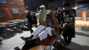 Ein Erdbebenopfer in Pakistan wird ins Krankenhaus gebracht. Foto: dpa