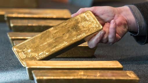 Die Betrüger wiesen den Geschädigten an, sein Geld in Gold umzutauschen. (Symbolbild) Foto: dpa/Boris Roessler