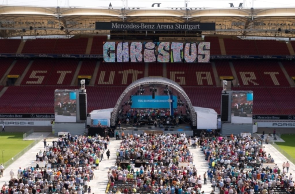 In der Mercedes-Benz-Arena in Stuttgart sind rund 18.000 Gläubige zum Christustag zusammengekommen.