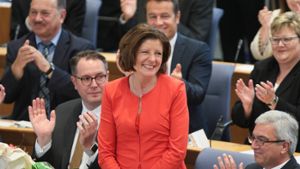 Die rheinland-pfälzische Ministerpräsidentin Malu Dreyer (SPD, M) nimmt in Mainz den Applaus entgegen, nachdem sie bei der konstituierenden Sitzung wiedergewählt wurde. Foto: dpa