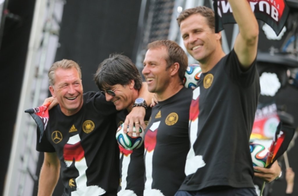 Andy Köpke, Jogi Löw, Hansi Flick und Oliver Bierhoff lassen sich feiern.