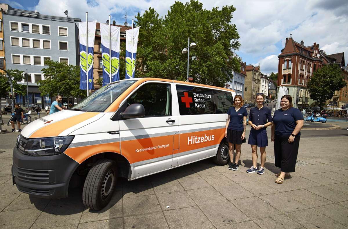 Der Hitzebus rollt im Auftrag von Sozialbürgermeisterin Alexandra Sußmann (Mitte) dauerhaft durch Stuttgart und verteilt unter anderem Getränke an Bedürftige. Foto: StZN/Leif Piechowski