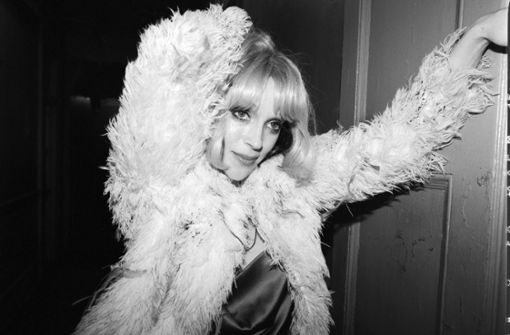 Annie Clark aka St. Vincent verkleidet sich als Seventies-Glamour-Girl. Ähnlichkeiten mit der Warhol-Muse Candy Darling sind alles andere als zufällig Foto: Zackery Michael