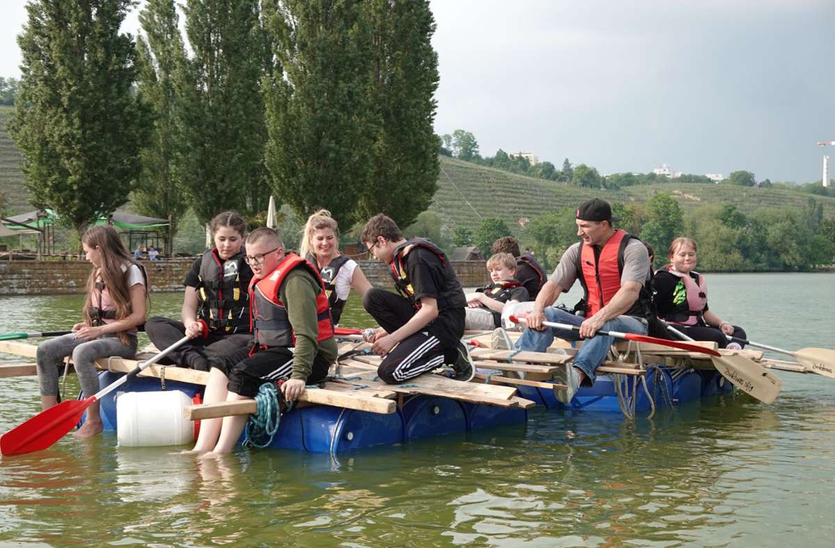 Wladimir Klitschko (zweiter von rechts) paddelt mit Schülern auf einem selbst gebauten Floß  über den Max-Eyth-See in Stuttgart. Foto: Hübsch/privat