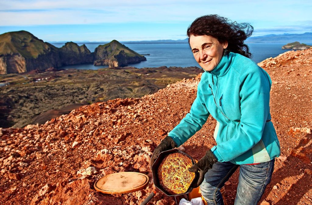 Die gebürtige Degerlocherin Ruth Zohlen backt als eine der Letzten ihr Brot nach alter Tradition: nämlich in der heißen Vulkanerde  auf  der  isländischen Insel Heimaey.