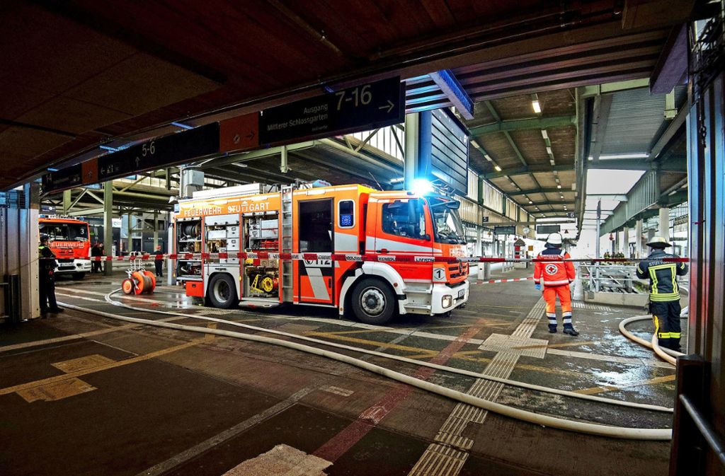 Mit drei Löschzügen rückt die Feuerwehr zum Großeinsatz im Stuttgarter Hauptbahnhof an.