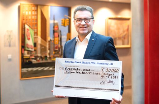 Vorstandsvorsitzender Martin Hettich mit dem  symbolischen Spendenscheck. Foto: Lichtgut//Leif Piechowski