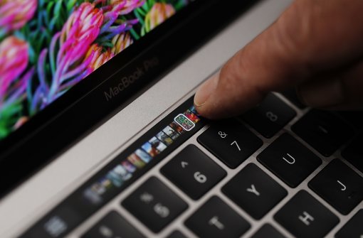 Im neuen MacBook Pro wird die Reihe der Funktionstasten durch eine schmale Touchscreen-Leiste ersetzt. Foto: Getty