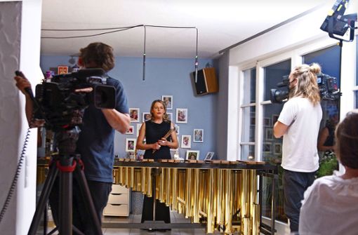 Ein SWR-Team filmt beim Hauskonzert in  Jasmin Kolbergs Wohnzimmer. Foto: Köppen