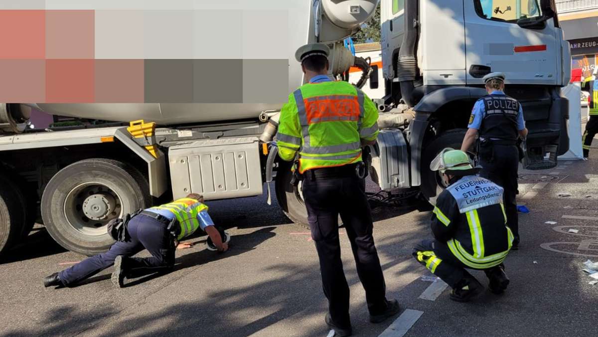 Unfall in Bad Cannstatt: Betonmischer erfasst beim Abbiegen Radfahrer