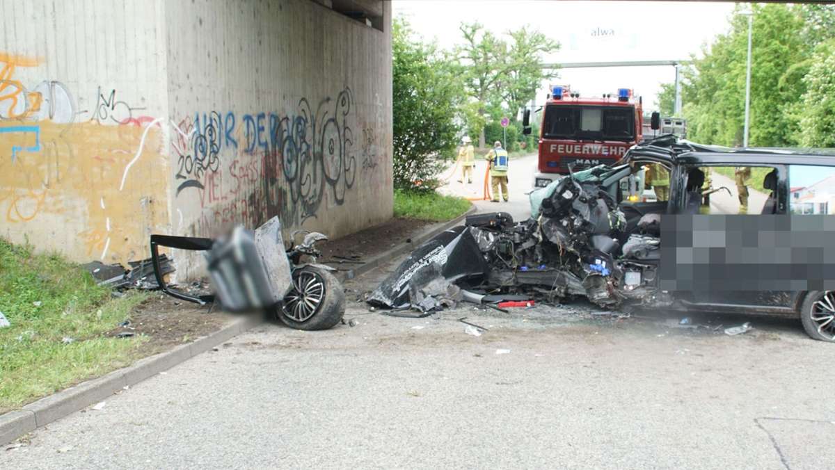 Sersheim  im Kreis Ludwigsburg: Transporter prallt gegen Brücke - Fahrer stirbt an Unfallstelle