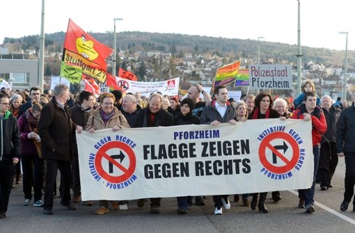 Rund 1000 Menschen demonstrierten gegen 100 Neonazis in Pforzheim. Hier die Bilder. Foto: dpa