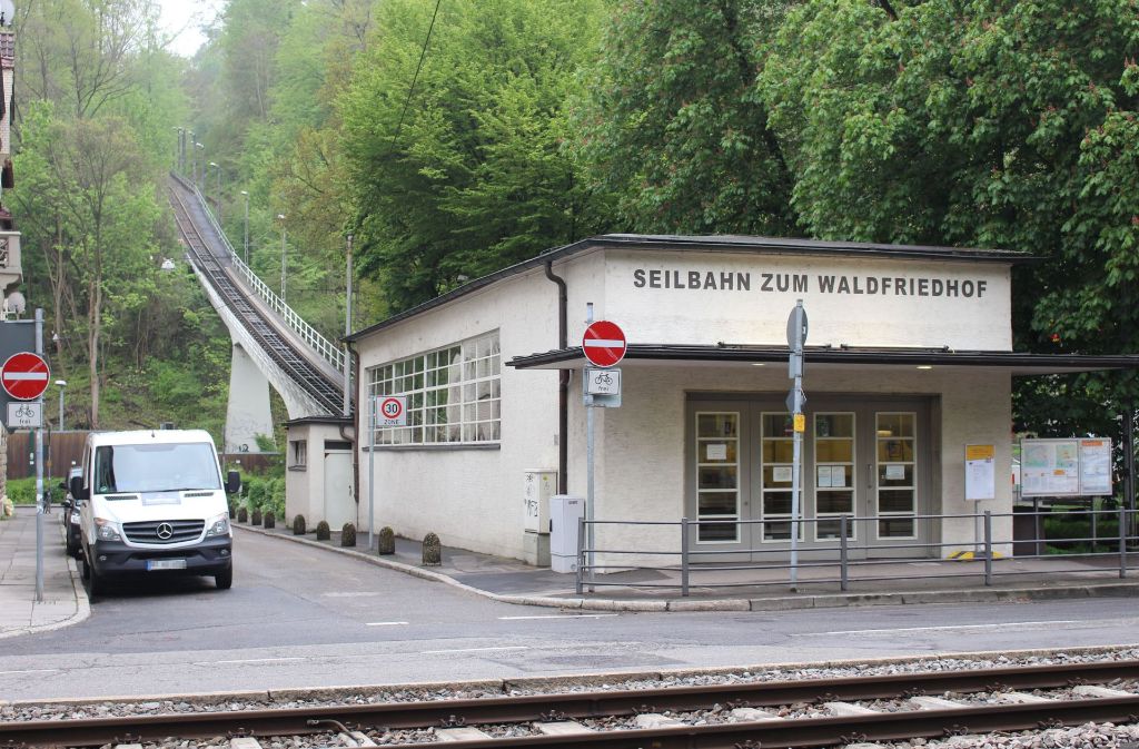 Direkt an der Straße liegt die Talstation der Seilbahn am Südheimer Platz.