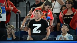 Ein russischer Fan zeigt sich während des Viertelfinales zwischen Novak Djokovic und Andrej Rublew mit dem „Z“ auf der Brust. Foto: IMAGO/AAP/IMAGO/JAMES ROSS