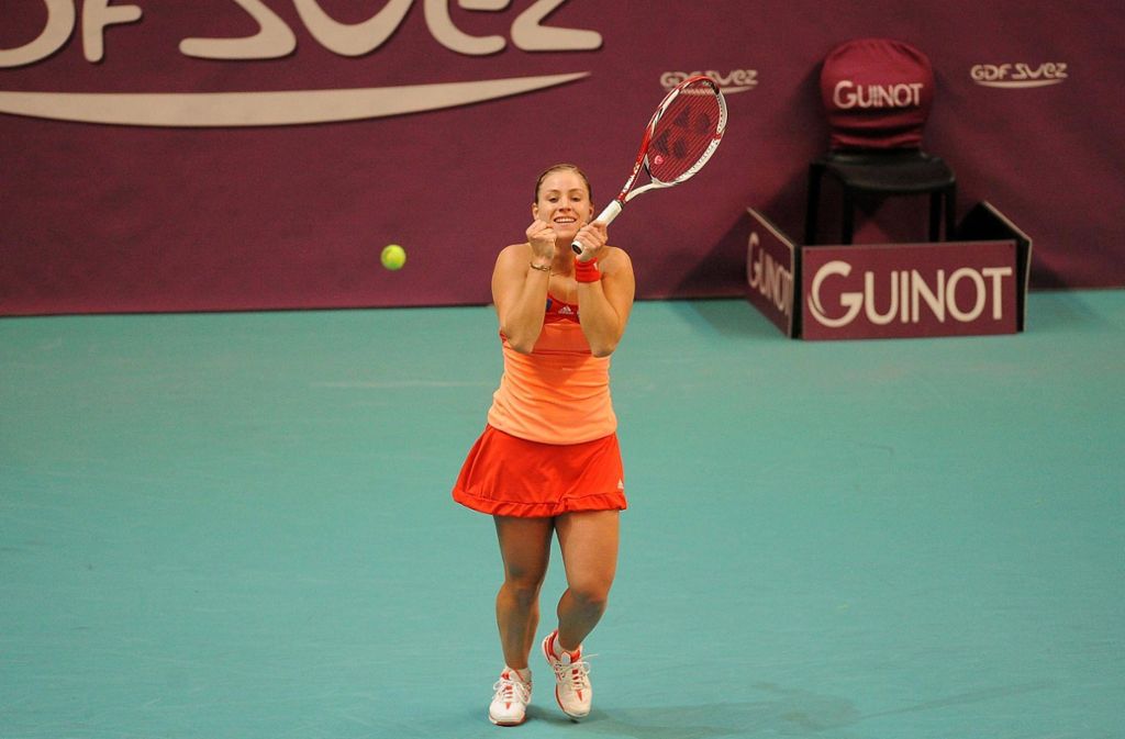 Paris, Februar 2012: Im Stade Pierre de Coubertin gewinnt Kerber ihr erstes WTA-Turnier im Einzel. Gegnerin war Lokalmatadorin Marion Bartoli, der Kerber aber mit 7:5, 6:7, 6:3 das Nachsehen gibt.