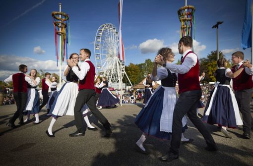 Die Eröffnung wird mit dem Traubentanz auf dem Guntram-Palm-Platz gefeiert – im Hintergrund dreht sich das Riesenrad. Foto: Gottfried Stoppel